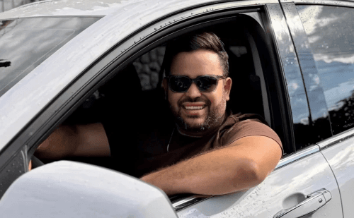 Ex-BBB Michel viraliza após dirigir para passageiro em aplicativo