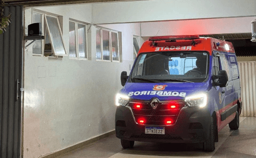 Motociclista colide com carro e fica ferido em São Domingos do Prata