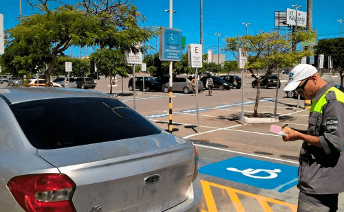 Mais de 3,6 mil multas por uso indevido de vagas de deficientes em BH