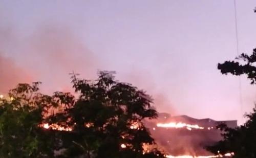Incêndio em lote vago assusta moradores do Cidade Nobre, em Ipatinga