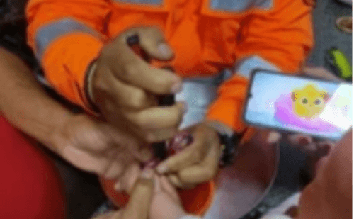 Bebê tem dedo preso em hand spinner e é socorrida em Patos de Minas