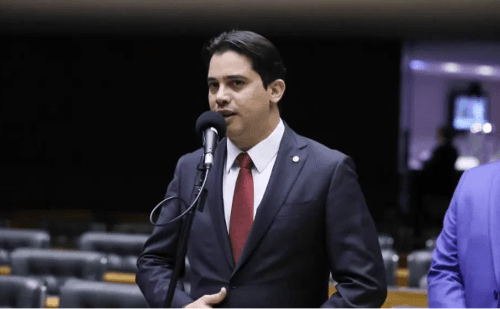 Deputado federal Júnior Mano é investigado em operação da PF por fraudes e desvios