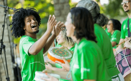 Oficinas de percussão para adultos focam na infância e conexão musical
