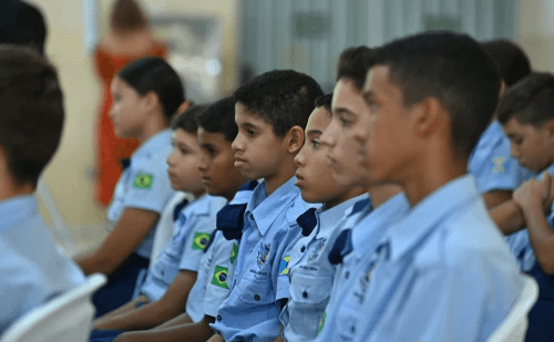 Minas discute futuro das escolas cívico-militares