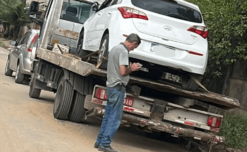 Dupla é flagrada com carro roubado em Coronel Fabriciano