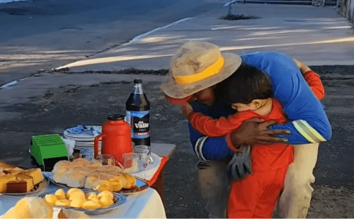 Menino de 3 anos viraliza ao oferecer café da manhã a garis no aniversário
