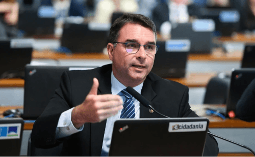 Flávio Bolsonaro defende anistia como saída para crise com os EUA