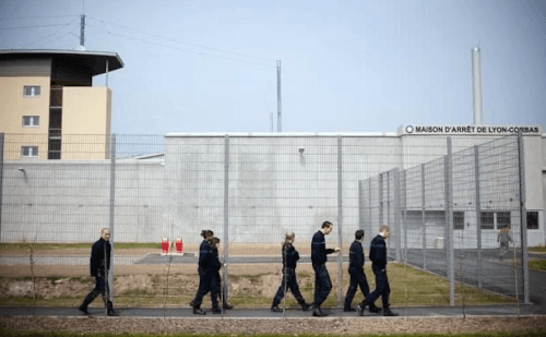 Preso escapa em mala de colega e é capturado após três dias na França
