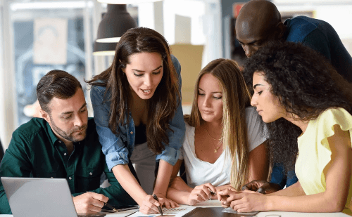 Minas oferece cursos gratuitos sobre uso de IA para professores da rede estadual