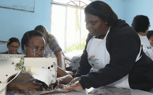 Moradores de rua receberão casacos produzidos por voluntárias no RJ