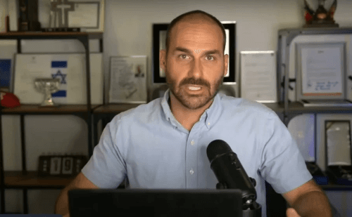 Eduardo Bolsonaro desafia regras da Câmara e diz que não renunciará