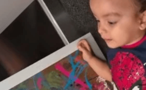 Theo, de 3 anos, encanta público com exposição artística em shopping de Uberlândia
