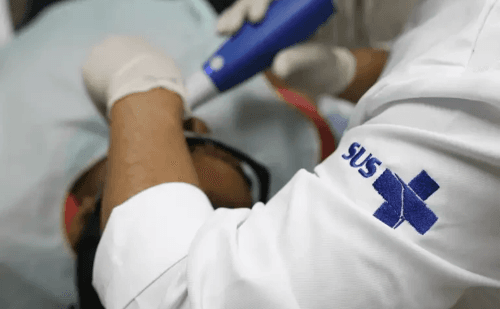 Governo abre seleção com bolsas de R$ 10 mil para médicos no SUS