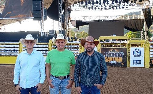 Rodeio agita Santana do Paraíso com fogueira gigante e shows nacionais