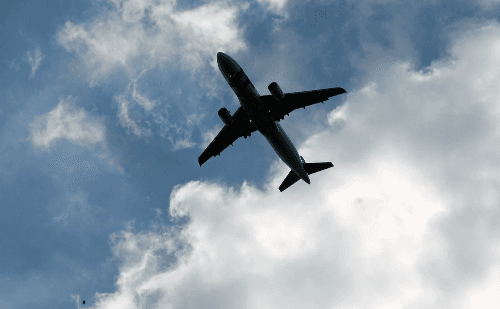 Piloto da Delta é detido por agentes federais nos EUA