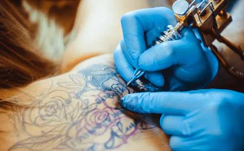 Conselho Federal proíbe anestesia em tatuagens estéticas em todo o país