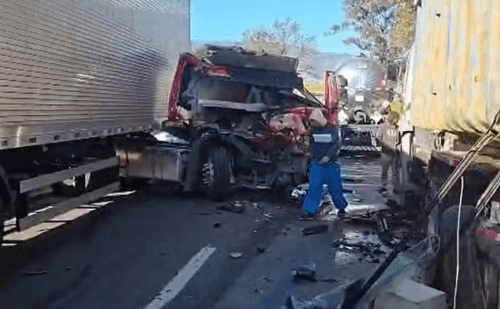Cinco veículos se envolvem em engavetamento e travam rodovia entre MG e SP