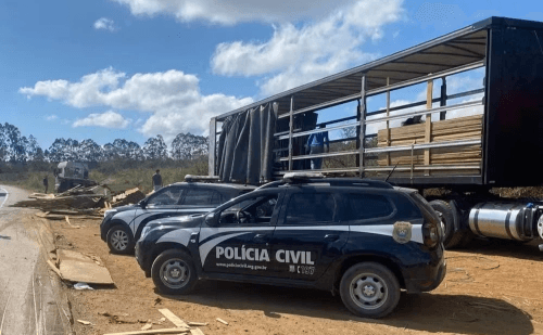 Presos após tentarem roubar carga espalhada em rodovia federal