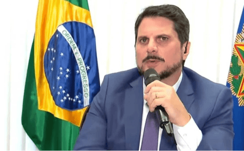 Senador do ES é monitorado após retorno ao Brasil