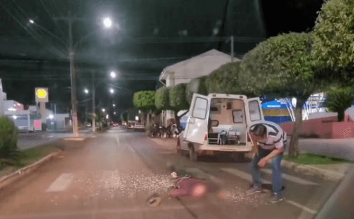 Homem quebra vidro e se joga de ambulância durante atendimento em Bastos