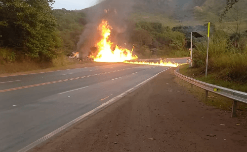 Caminhão-tanque tomba e causa incêndio na BR-040 em Minas Gerais