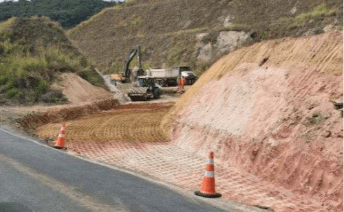 Após queda de talude, trecho da BR-381 deve ser liberado em Antônio Dias