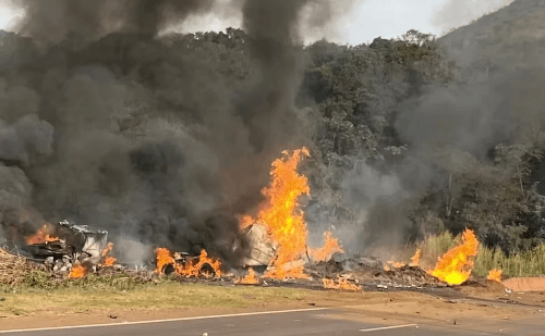 Motorista morre carbonizado após tombamento e incêndio de caminhão-tanque na BR-040