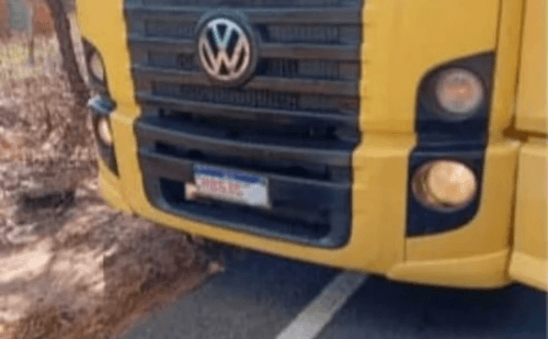 Caminhoneiro é detido com placas encobertas e pneus carecas na MGC-135, em Mirabela