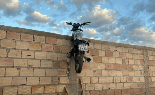 Adolescentes tentam roubar pátio do Detran em Corinto e moto fica presa em muro