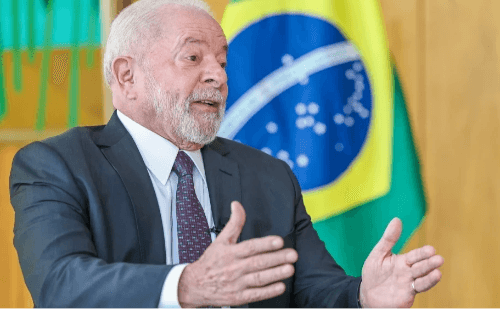 Lula desembarca no Acre com promessas de investimentos
