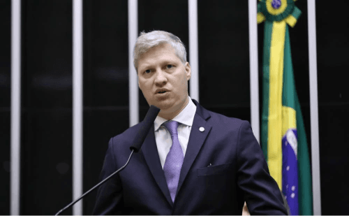 Van Hattem contesta pedido de suspensão de mandato