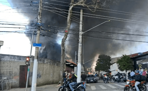 Fogo destrói fábrica de colchões na Zona Leste de São Paulo