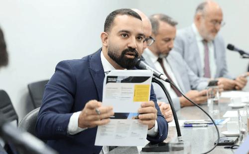 Lincoln Drumond defende Propag e critica oposição em reunião sobre dívida de Minas