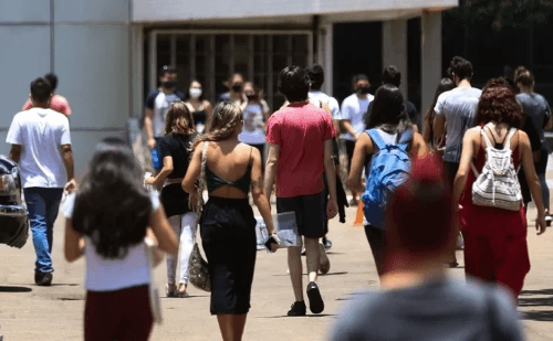 Matrículas na EAD despencam no Brasil em 2025, aponta ABMES