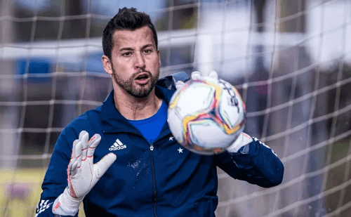 Fábio atinge 1.390 jogos e empata recorde mundial no futebol