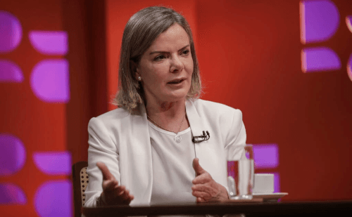 Gleisi Hoffmann defende decisão de Dino e chama Bolsonaro de traidor