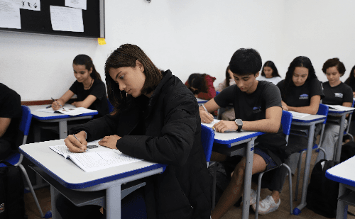 Mais de 400 mil alunos fazem simulado do Enem em escolas estaduais de MG
