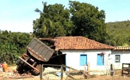 Idosa fica ferida após caminhão atingir casa em Araguari