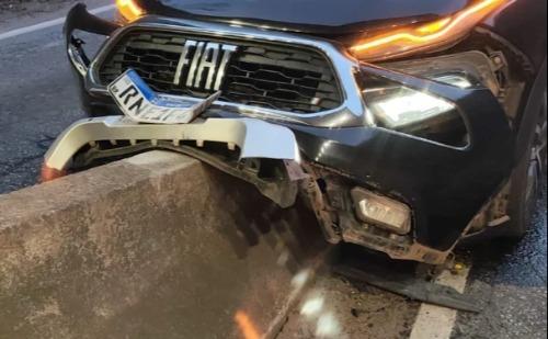 Vídeo:Carro bate em mureta na entrada de túnel da BR-381, em Antônio Dias, e deixa três feridos