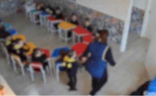 Educadora agride criança com pilha de livros e acaba presa