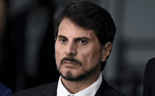 Senador afronta STF e exibe tornozeleira em live no YouTube