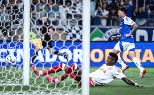 Cruzeiro vence o Inter com golaços e encosta na liderança