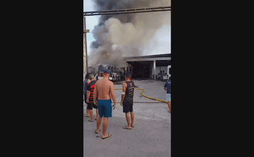 Incêndio atinge garagem de ônibus no RJ