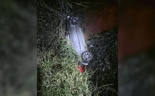 Colisão na SP-287 faz carro cair em ribanceira em Piraju