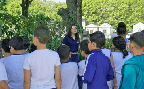 Cemitério vira espaço educativo para alunos do RJ