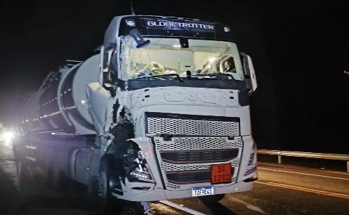 Batida entre carreta e caminhão deixa um ferido na BR-381 em João Monlevade