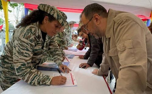 Venezuela convoca donas de casa e aposentados para enfrentar os EUA
