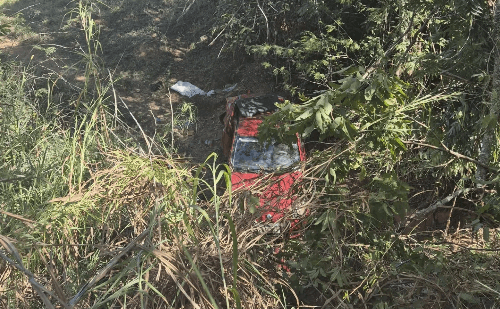 Carro cai em buraco após desviar de animal na LMG-820 em São Domingos do Prata