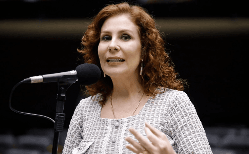 Carla Zambelli seguirá presa na Itália durante processo de extradição