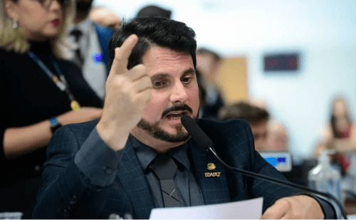 Moraes retira tornozeleira de Marcos do Val e libera salário